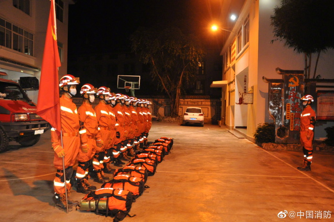 云南漾濞地震已致30人死傷 市民戶外睡帳篷、車?yán)锉茈U(xiǎn)